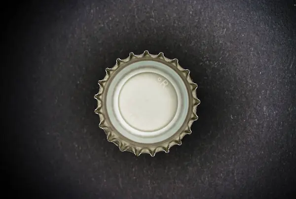 Bira şişesi kapağının konsept stüdyo fotoğrafı