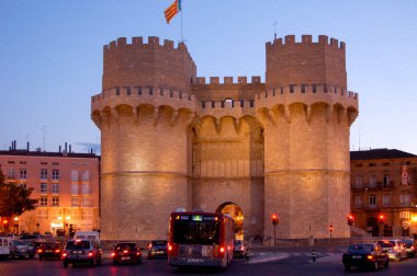 İspanya, Valencia, Torre de Serranos şafakta. 16 Aralık 2007
