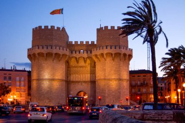 İspanya, Valencia, Torre de Serranos şafakta. 16 Aralık 2007