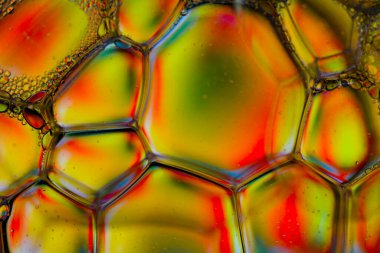 Çok renkli sabun köpüklerinin hayali renklerdeki makro fotoğrafı