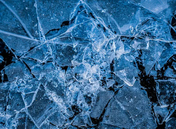 Arabanın ön camında sabah ışığında soyut don.