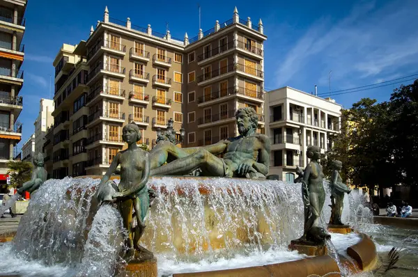 İspanya, Valencia. Plaza de la Virgen 'deki çeşme. 16 Aralık 2007