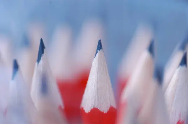 Keskin kalemlerin düzenlendiği konsept fotoğraf