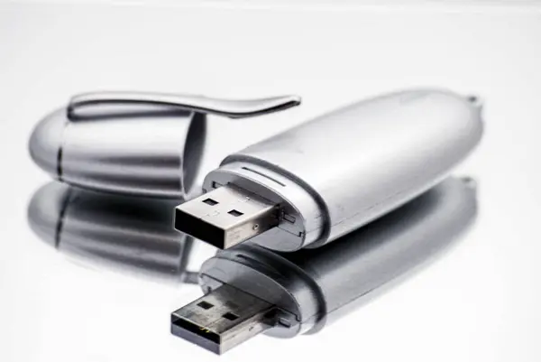 Yazıları resimlemek için USB veri çubuğunun kavramsal fotoğrafını göster