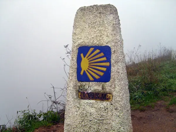 Finisterre, İspanya. Finisterre 'da sona eren St. James' in İspanyol Yolu sembolü olan bir kilometre taşı. 16 Ekim 2011