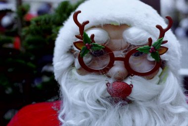 Noel zamanı. Komik gözlükleri olan Noel Baba kuklası. Geçmişe dönük benzetme resmi