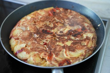 Yumurta ve patatesten ev yapımı İspanyol usulü tortilla.