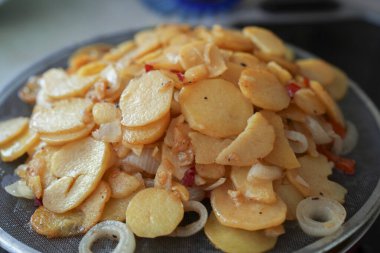 Yumurta ve patatesten yapılmış ev yapımı İspanyol tortillası.