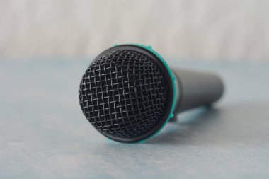 Bir el kondansatör mikrofonunun konsept fotoğrafını kapat