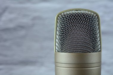 Bir el kondansatör mikrofonunun konsept fotoğrafını kapat