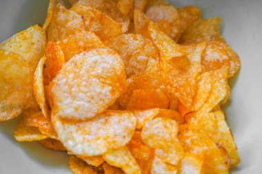 Üst manzara izole edilmiş çıtır patates cipsi parti atıştırmalıkları.