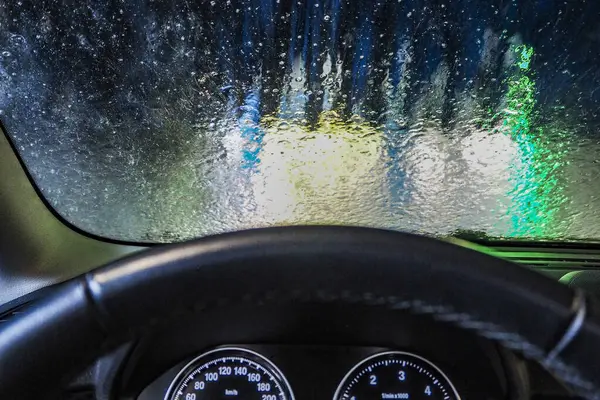 Araba yıkama yerindeki araba penceresinden kötü manzara