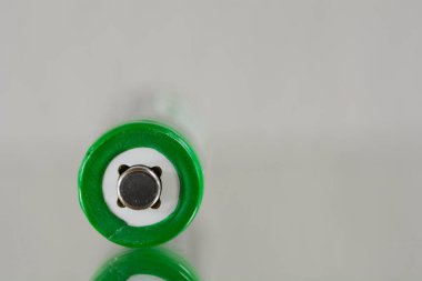 AA veya AAA bataryalarının artı kontağına yakın çekim