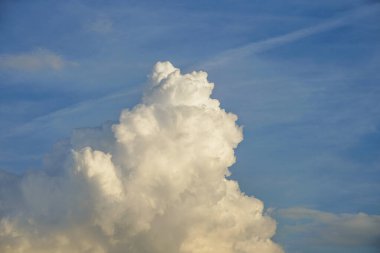 Öğleden sonra beyaz kümülüs bulutu ve mavi gökyüzü