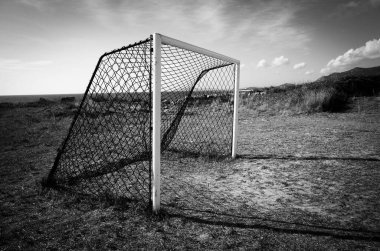 Ölüm Kıyısı 'nda terk edilmiş bir futbol sahası. Larino, Galiçya, Spai