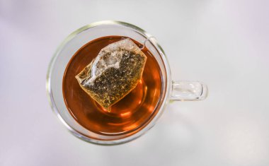 Çay poşetli siyah çay, beyaz manzaralı.