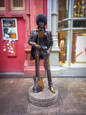 Dublin, İrlanda. Dublin 'in merkezinde eski Thin Lizzy şarkıcısı, bas gitarist ve solist Phil Lynott' un ünlü heykeli. 25 Eylül 2024