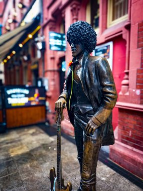 Dublin, İrlanda. Dublin 'in merkezinde eski Thin Lizzy şarkıcısı, bas gitarist ve solist Phil Lynott' un ünlü heykeli. 25 Eylül 2024