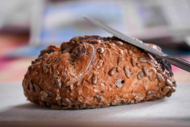 Ekmeğin tamamı kahvaltı masasında soyutlanmış.