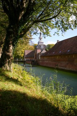 Luetsburg Şatosu, Doğu Frizya, Almanya. İlgi odağı. Etkileyici bir barok bahçesi ve Aurich yakınlarındaki Doğu Frizya 'da parkı olan eski bir barok şatosu. 4 Ekim 2024