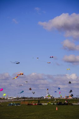 Norddeich, Doğu Frizya, Almanya. Güneşli bir sonbahar öğleden sonrasında Norddeich 'te uçurtma çayırı. 3 Ekim 2024