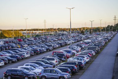 Norden, Doğu Frizya, Almanya. Kalabalık bir park yeri ve feribotla North Sea Island Norderney 'e gitmek. 4 Ekim 2024