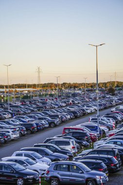 Norden, Doğu Frizya, Almanya. Kalabalık bir park yeri ve feribotla North Sea Island Norderney 'e gitmek. 4 Ekim 2024