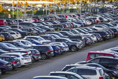 Norden, Doğu Frizya, Almanya. Kalabalık bir park yeri ve feribotla North Sea Island Norderney 'e gitmek. 4 Ekim 2024