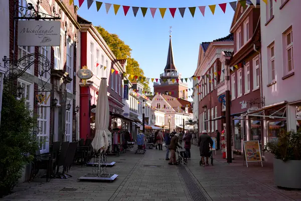 Aurich, Doğu Frizya, Aşağı Saksonya. Kuzey Denizi kıyısındaki tatil bölgesinde Doğu Frizya 'nın Aurich semtinde büyüleyici yaya bölgesi. 4 Ekim 2024