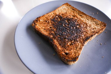 Yanmış tost ekmeği, beyaza izole edilmiş, insanların olmadığı bir yerde.