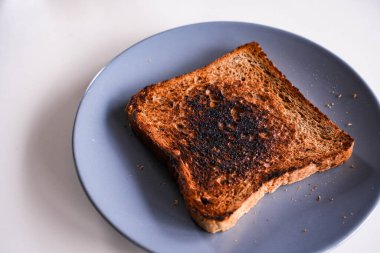 Yanmış tost ekmeği, beyaza izole edilmiş, insanların olmadığı bir yerde.