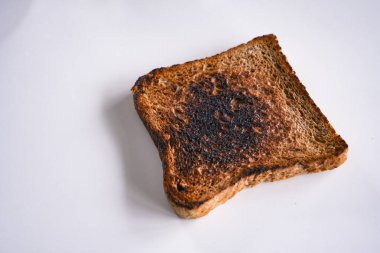 Yanmış tost ekmeği, beyaza izole edilmiş, insanların olmadığı bir yerde.