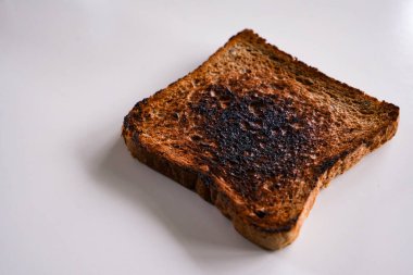 Yanmış tost ekmeği, beyaza izole edilmiş, insanların olmadığı bir yerde.