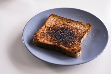Yanmış tost ekmeği, beyaza izole edilmiş, insanların olmadığı bir yerde.