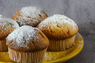 İnsansız ev yapımı bir kekin ürün fotoğrafı.