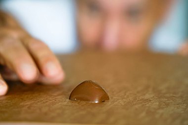 İnsan, önündeki çikolataya açgözlülükle bakar.