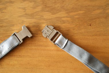 Tarafsız bir arkaplanda, insanlar olmadan gümüş hızlı salınımı hızlandırıcı