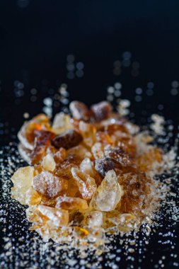 Tarafsız bir arkaplanda esmer şeker şekeri konsepti fotoğrafı