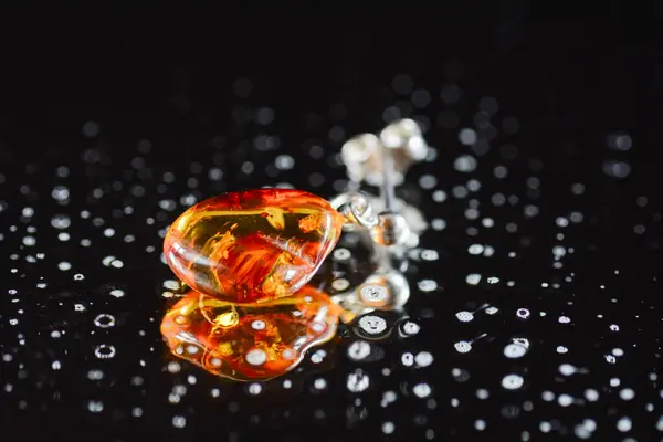 Kehribar küpe konsept fotoğraf metin alanı ile