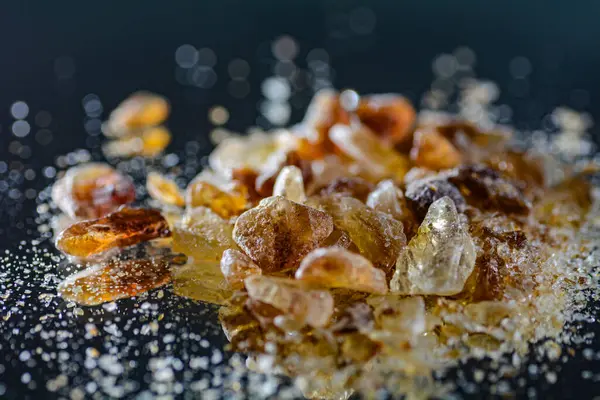 Tarafsız bir arkaplanda esmer şeker şekeri konsepti fotoğrafı