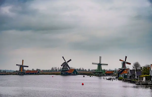 Zaanse Schans, Zaandam, Hollanda. Tarihi binaları ve yel değirmenleriyle ünlü Zaanse Schans. Müze alanı. 10 Kasım 2024