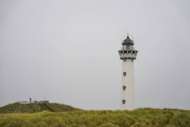 Egmond aan Zee, Kuzey Hollanda, Hollanda. Mimarlık. Van Speijk deniz feneri, şehrin simgesi. 8 Kasım 2024