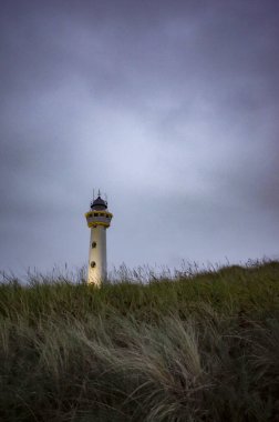 Egmond aan Zee, Kuzey Hollanda, Hollanda. Mimarlık. Egmond aan Zee 'nin simgesi. Akşam karanlığında Van Speijk deniz fenerinde. 9 Kasım 2024