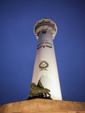 Egmond aan Zee, Kuzey Hollanda, Hollanda. Mimarlık. Egmond aan Zee 'nin simgesi. Akşam karanlığında Van Speijk deniz fenerinde. 9 Kasım 2024