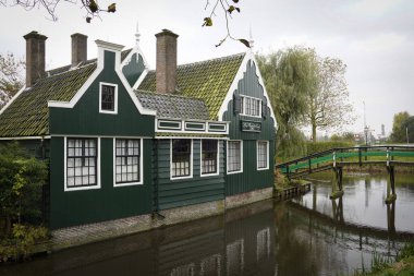 Zaanse Schans, Zaandam, Hollanda. Tarihi binaları ve yel değirmenleriyle ünlü Zaanse Schans. Müze alanı. 10 Kasım 2024