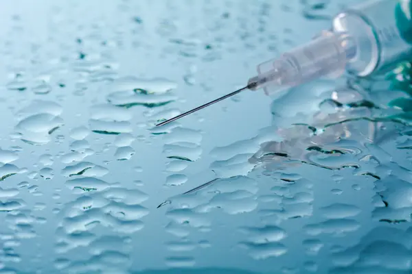 Tıbbi enjeksiyon iğnesinin konsept fotoğrafı