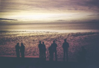 Norddeich, Doğu Frizya, Almanya. Kuzey Denizi kıyısında gün batımı. 35 mm 'lik bir filmde analog retro görünüm fotoğraflandı. 9 Ekim 2024