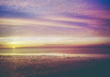 Norddeich, Doğu Frizya, Almanya. Kuzey Denizi kıyısında gün batımı. 35 mm 'lik bir filmde analog retro görünüm fotoğraflandı. 9 Ekim 2024