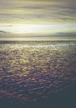 Norddeich, Doğu Frizya, Almanya. Kuzey Denizi kıyısında gün batımı. 35 mm 'lik bir filmde analog retro görünüm fotoğraflandı. 9 Ekim 2024