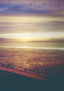 Norddeich, Doğu Frizya, Almanya. Kuzey Denizi kıyısında gün batımı. 35 mm 'lik bir filmde analog retro görünüm fotoğraflandı. 9 Ekim 2024
